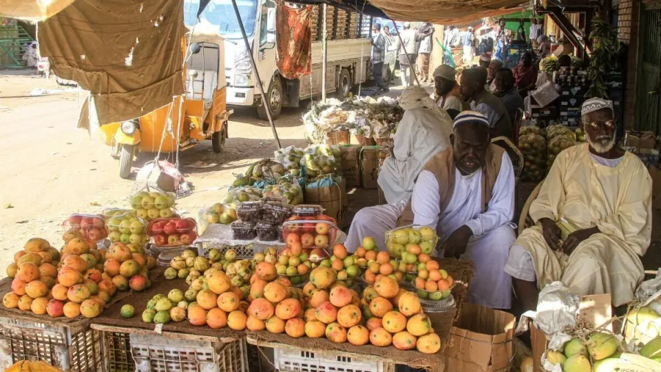 رمضان في أم درمان: الفوانيس تتوهج و"الحلو مُر" يعود رغم أزيز الرصاص