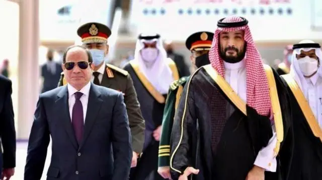 ولي العهد السعودي الأمير محمد بن سلمان (يمين) وإلى جانبه الرئيس المصري عبد الفتاح السيسي (صورة أرشيفية)