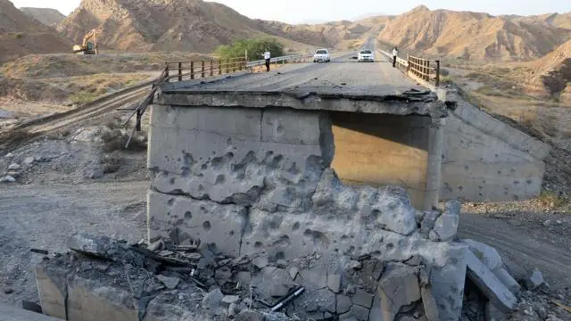 جسر يربط بين منطقتي بندر عباس ورودان، أصبح غير صالح للاستخدام بعد غارة أمريكية، في محافظة هرمزجان الإيرانية، حيث صرحت السلطات الإيرانية بأن الولايات المتحدة شنت هجمات على 95 موقعاً في 12 مدينة خلال الأيام العشرة الماضية، في 19 يوليو/تموز 2026.