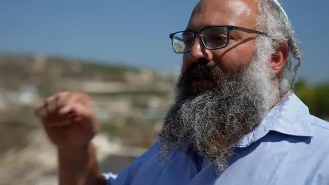 مستوطن إسرائيلي في الضفة الغربية يقول لبي بي سي إن الهجمات على الفلسطينيين مبررة بوصفها انتقاماً