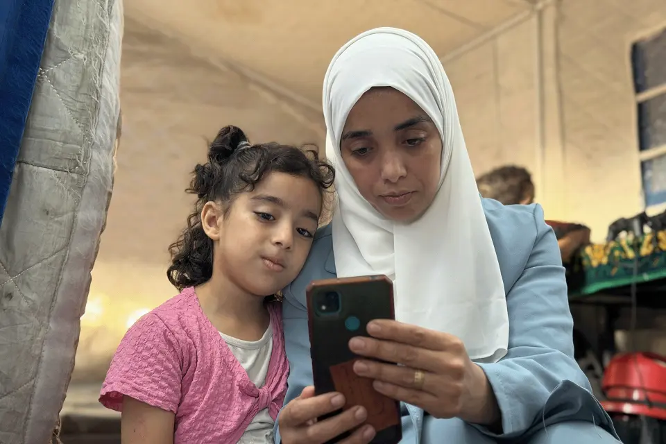 التقرير رقمي انتاج داخلي، تعليق الصور: أسيل عميرة هربت من حرب السودان لتجد نفسها تواجه حرب غزة.. أسيل عمران حياة عائلية معلقة بين السودان وغزة أسيل عمران حياة مزقتها الحروب في غزة والسودان