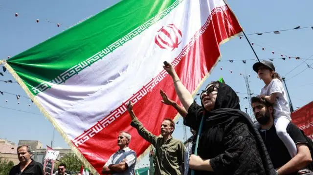 سماع دوي انفجارين في هرمز، وإيران وعُمان تقتربان من اتفاق بشأن الملاحة