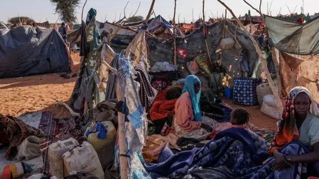 عائلة سودانية في مأواها المؤقت في مخيم للاجئين في 22 فبراير/شباط 2026 بالقرب من إريبا، تشاد. 