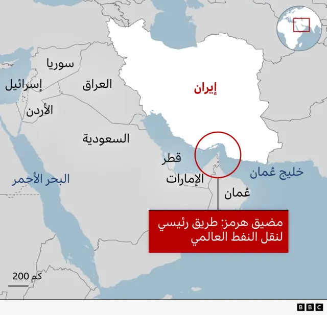 خريطة تظهر موقع مضيق هرمز وعليها أسماء دول عدة، تبدأ من إيران حيث لونت خريطة البلاد باللون الأبيض، بينما لونت باقي الدول المحيطة باللون الرمادي (عمان، الإمارات، قطر، السعودية، العراق، سوريا، الأردن، إسرائيل). لا تظهر اليابسة فقط في الخريطة، بل تظهر أيضاً المياه التي لونت بالأزرق الفاتح مثل خليج عُمان والبحر الأحمر.