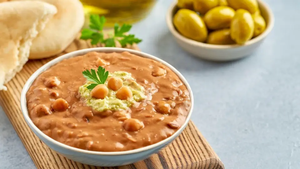 الفول المدمس: رحلة طبق السحور الأشهر من مصر القديمة إلى موائد العالم