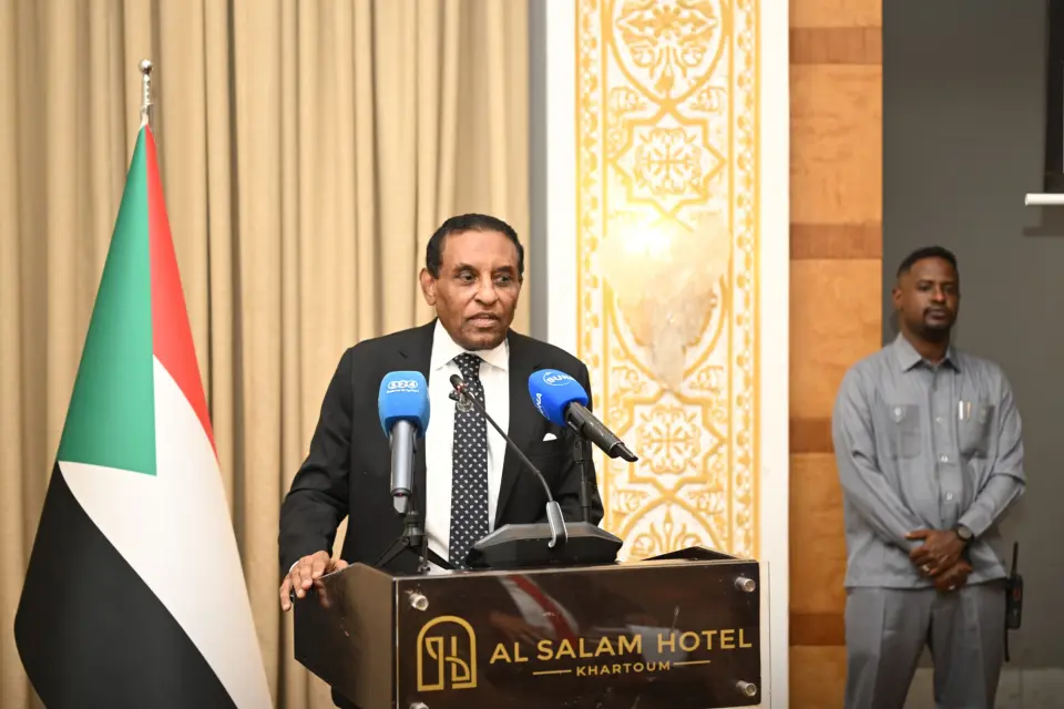 كامل مع الصحفيين المصدر : مكتب رئيس الوزراء