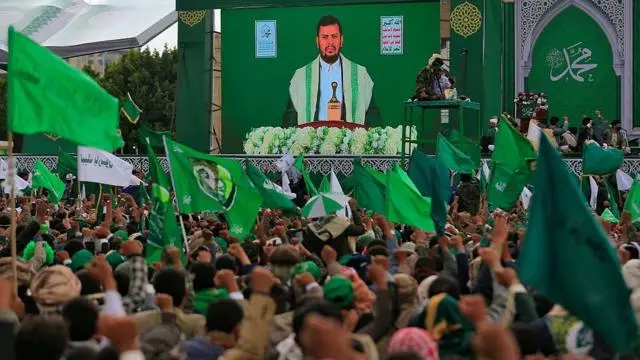 يتابع الناس خطاب زعيم الحوثيين عبد الملك الحوثي على شاشة كبيرة، بينما تتجمع حشود غفيرة في العاصمة صنعاء في 25 أغسطس/آب 2026، للاحتفال بالمولد النبوي الشريف.